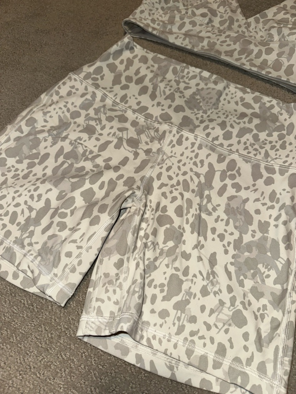 Very Good Cond! 2pc Lululemon Light Gray & White Leopard Print Set - Picture 3 of 4